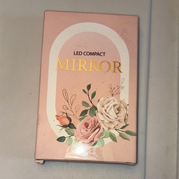 🆕 LED Compact Mirror with Floral Design - Picture 1 of 10